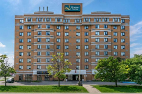  Quality Inn and Suites Montreal East  Монреаль